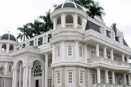 Dinh thự này được cất lên trước khi đại gia Lâm Ngọc Khuân ôm thêm tiền của các ngân hàng rồi "bấm nút" sang Mỹ định cư