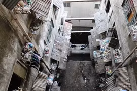 Chung cư 727 Trần Hưng Đạo, TP. HCM hoang tàn, xuống cấp nghiêm trọng Ảnh: Lê Phong