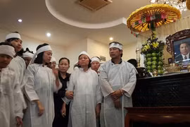 Chị Nguyễn Hoài An (thứ ba từ trái sang), con gái của ông Nguyễn Bá Thanh 
