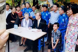 Hình ảnh chuyến viếng thăm nhà thờ Phan Huy Chú của ông Ban Ki-moon đã được gửi về để lưu giữ tại nhà thờ chính ở xã Thạch Châu. Ảnh: Đức Hùng