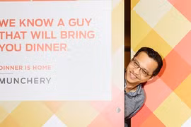  Khi ấy, cả gia đình anh đang sống tại Union City, phía nam Oakland. Hàng xóm của họ từng là đầu bếp cá nhân, thường đến từng nhà khách hàng để nấu cơm, trữ vào hộp thủy tinh và cất trong tủ lạnh. Vì thế, chủ nhà chỉ cần hâm nóng lại trước khi ăn. Chỉ nấu