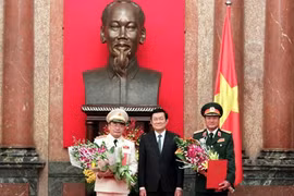 Chủ tịch nước Trương Tấn Sang trao quyết định thăng quân hàm từ Trung tướng lên Thượng tướng cho ông Bùi Quang Bền và Phương Minh Hòa