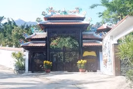 Cổng biệt phủ đồ sộ của đại gia vàng trên núi Hải Vân