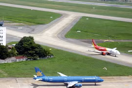 Nhiều thời điểm máy bay phải xếp hàng chờ cất cánh tại sân bay Nội Bài.