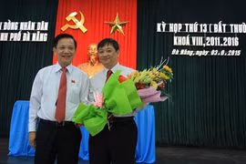 Bí thư Thành ủy Đà Nẵng Trần Thọ (bên trái) tặng hoa chúc mừng tân Phó Chủ tịch UBND TP Đà Nẵng Đặng Việt Dũng.