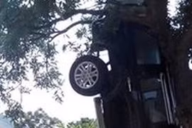 Sau cú đâm mạnh chiếc ô tô đầu đâm xuống đất chổng vó lên trời