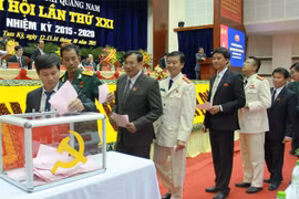 Các đại biểu tiến hành bỏ phiếu - Ảnh: L.Trung