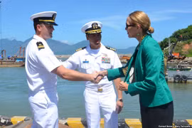 Đại tá Lê Bá Hùng (giữa), Chỉ huy Biên đội tàu khu trục số 7 tại Đà Nẵng ngày 28/9.