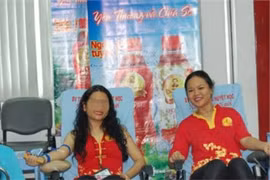 Bà Trần Ngọc Bích (phải) trong một sự kiện của Tân Hiệp Phát