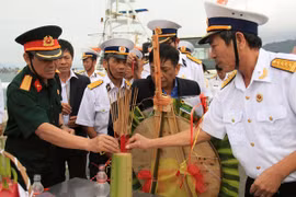 Những cựu quân nhân có đồng đội hi sinh trong trận Gạc Ma thắp hương tưởng nhớ các Anh hùng Liệt sĩ - Ảnh: TRƯỜNG TRUNG