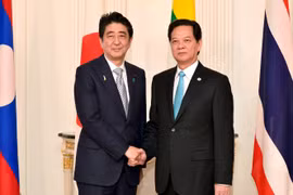Thủ tướng Nhật Shinzo Abe bắt tay Thủ tướng Nguyễn Tấn Dũng tại Hội nghị Mekong - Nhật ở Tokyo - Ảnh: Reuters