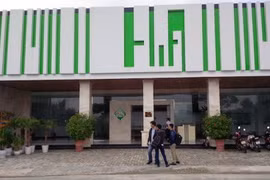 Bên ngoài showroom H.A Cao su thiên nhiên. LÊ PHI