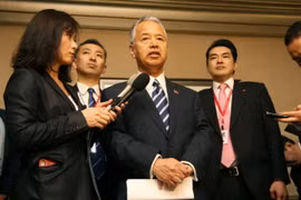 Bộ trưởng Kinh tế Nhật Akira Amari thông báo kết quả đàm phán Ảnh: AFP