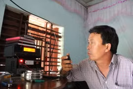 Ông Nguyễn Thanh Nam, người trực icom cộng động xã Bình Châu vẫn đang tiếp tục liên lạc với tàu cá QNg 95861 để theo dõi thông tin tàu đang về đất liền - Ảnh: Trần Mai