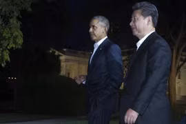 Tổng thống Mỹ Barack Obama tản bộ cùng Chủ tịch Trung Quốc Tập Cận Bình (Nguồn: AFP)