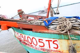  Tàu vũ trang nước ngoài nã đạn điên cuồng vào tàu cá Việt Nam 