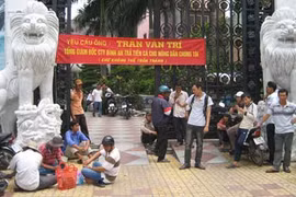 Đại gia Thủy sản Bình An (Bianfishco) nhanh chóng rơi vào vỡ nợ với cảnh người dân vây bủa nhà cửa do không có tiền trả cho người nuôi cá. 