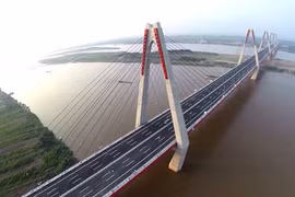 Dự án giao thông thuỷ và thuỷ điện trị giá 24.500 tỷ đồng trên sông Hồng nhận được nhiều chú ý từ dư luận.