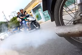 Tình trạng ô nhiễm không khí ngày càng nặng như hiện nay, kiểm soát khí thải xe máy là yêu cầu cấp thiết, đặc biệt khi khí thải từ xe máy được cho là độc hại hơn ô tô.