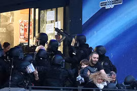 Các con tin từ siêu thị Kosher ở Paris đươc an ninh giải cứu - Ảnh: AFP