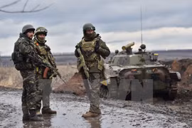 Binh sỹ quân đội Ukraine tại khu vực chiến sự ở ngoại ô thành phố Debaltseve, vùng Donetsk, miền Đông Ukraine.