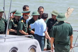 Các đồng đội đón phi công Nguyễn Hữu Cường trở về