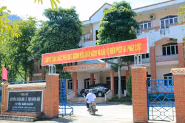 Trụ sở khang trang của huyện nghèo đòi xây trung tâm hành chinh 100 tỉ