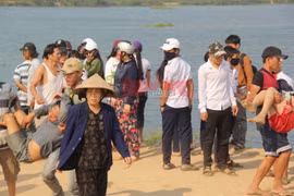 Nhiều người thân ngất xỉu tại hiện trường khi nghe tin dữ - Ảnh: Trần Mai