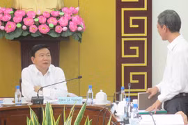 Bí thư Quận ủy Q.1 Huỳnh Thanh Hải đang báo cáo tình hình kinh tế ở Q.1 với Bí thư Thành ủy TP.HCM Đinh La Thăng - Ảnh: Trung Hiếu