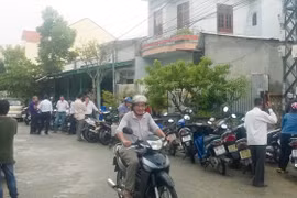 Người dân địa phương quan tâm đến trường hợp tử vong của ông Lực sau khi thi thể đưa về nhà riêng - Ảnh: Hứa Xuyên Huỳnh