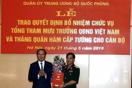 Chủ tịch nước Trần Đại Quang trao quyết định bổ nhiệm cho Trung tướng Phan Văn Giang. Ảnh: QĐND