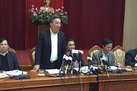 Ông Vũ Văn Viện - Giams đốc Sở GTVT Hà Nội (đứng) trả lời báo chí.