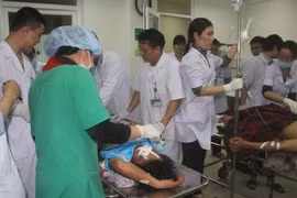 Các y bác sĩ đang chăm sóc cho các nạn nhân vụ sập giàn giáo 