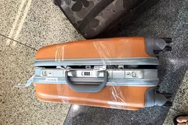 Chiếc vali bị phá khóa sau chuyến bay từ BangKok về Nội Bài (Ảnh hành khách cung cấp)
