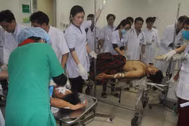 Công nhân thoát chết được cấp cứu tại Bệnh viện Đa khoa Hà Tĩnh