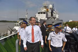 Bộ trưởng Quốc phòng Mỹ Ash Carter thăm tàu cảnh sát biển Việt Nam năm 2015