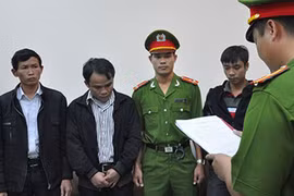 Cơ quan công an đọc lệnh bắt giam 3 cán bộ của ngân hàng ở Nam Trà My 