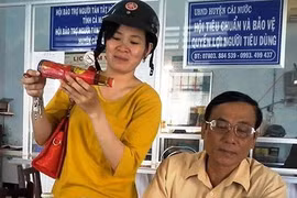 Người dân đem bằng chứng nước giải khát bất bình thường đến báo cho Hội Bảo vệ người tiêu dùng huyện Cái Nước, Cà Mau.