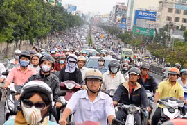 Xe máy lưu thông dày đặc tại TP.HCM - Ảnh: Hữu Khoa