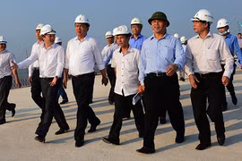 Bộ trưởng Đinh La Thăng trong một chuyến đi kiểm tra tiến độ thi công 