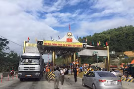 Dân chặn xe đại biểu Quốc hội, kiến nghị Bộ trưởng Thăng phản đối trạm thu phí