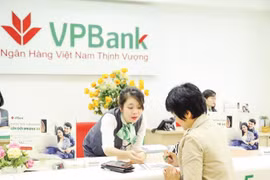 Bán 'chui' cổ phiếu VPB, thêm một người thân sếp VPBank bị xử phạt