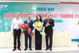 Ông Lê Hồng Phương (thứ 2 từ trái qua) và bà Trần Thị Thu Hằng vào HĐQT Kienlongbank (Nguồn: KLB)