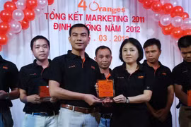 Bà La Mỹ Phượng (bên phải) trong một sự kiện của Công ty 4 Oranges