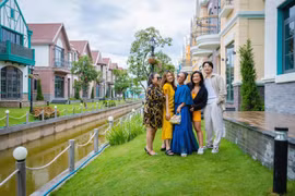 Đoan Trang cùng người thân khám phá khu biệt thự Lagoon lấy ý tưởng từ những ngôi nhà bên sông của Hà Lan 