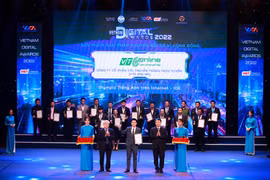 Ông Lê Việt Hòa - Giám đốc VTC Online - đại diện IOE nhận giải thưởng tại hạng mục “Sản phẩm, Giải pháp chuyển đổi số vì cộng đồng”