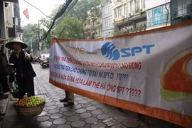 Hình ảnh nhân viên treo biểu ngữ đòi lãnh đạo SPT trả nợ lương, bảo hiểm xã hội, trợ cấp thất nghiệp… cách đây 4 năm