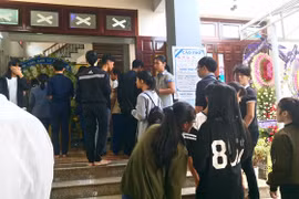 Hàng nghìn học sinh và thầy cô giáo đến viếng đám tang