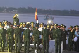 5h sáng 18/6, thi thể Thượng tá – Phi công Trần Quang Khải – người gặp nạn trên chiếc máy bay Su-30MK2 đã được đưa vào đất liền tại cảng Hải đội 2 Nghệ An. 
