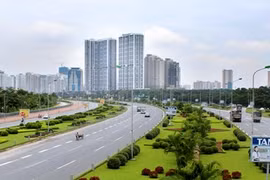 Đại lộ Thăng Long dài 24km mỗi năm ngốn 53 tỷ đồng tiền cắt cỏ, tỉa một ít cây hoa